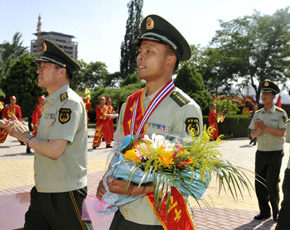 韩允洲荣膺"中国武警十大忠诚卫士"称号