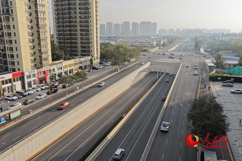 改造后的正源街与宝湖路路口。人民网记者 梁宏鑫摄