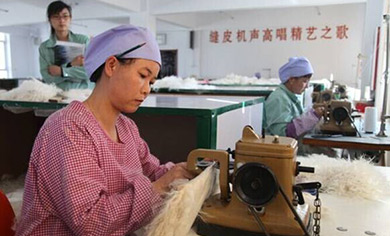 利通区毛纺织产业园区内生产二毛皮坎肩